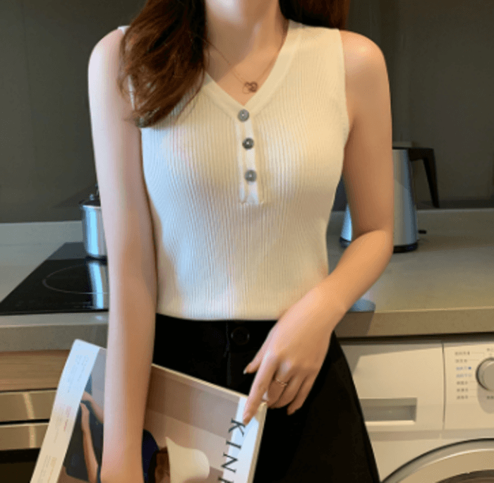 骨格ストレートVネックフロントボタンニットタンクトップ