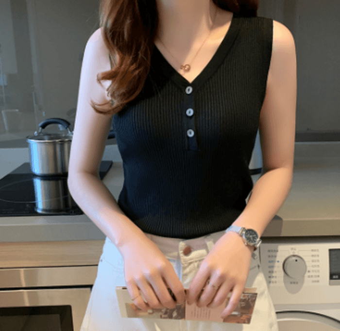 骨格ストレートVネックフロントボタンニットタンクトップ