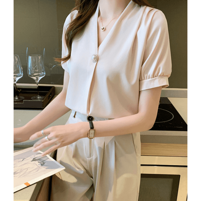 骨格ストレート半袖Vネックパールブラウス