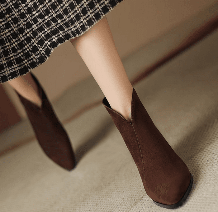 骨格ストレートVネックラインショートブーツ