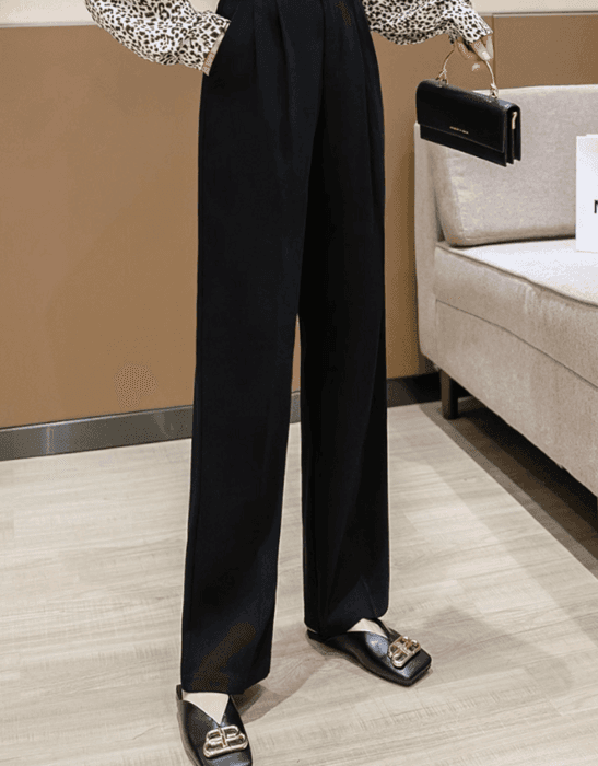 骨格ストレートタック入りセンタープレスストレートパンツ